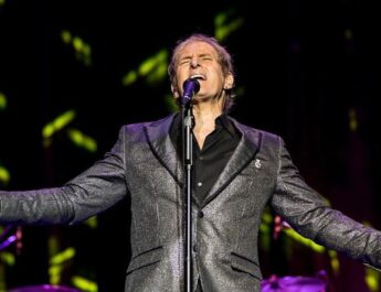 Michael Bolton Tenangkan Penggemar Setelah Berita Polisi di Rumahnya