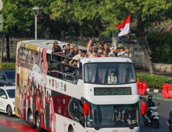 Masyarakat Sambut Pawai Juara Olimpiade Paris dengan Meriah