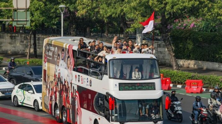 Masyarakat Sambut Pawai Juara Olimpiade Paris dengan Meriah