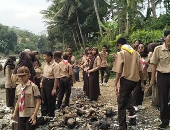 Siswa SLB di Kota Tasikmalaya Gelar Aksi Pungut Sampah