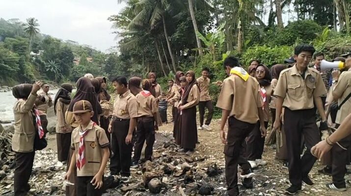 Siswa SLB di Kota Tasikmalaya Gelar Aksi Pungut Sampah