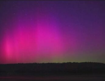 Pesona Langit Tiongkok Berhias Aurora Borealis dan Bintang Jatuh