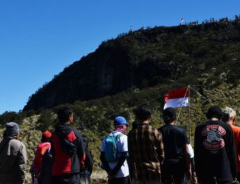 Ciremai Mulai Dipenuhi Pendaki yang Ingin Upacara Kemerdekaan RI di Puncak Gunung