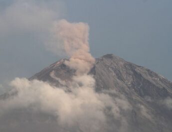 Gunung Semeru Erupsi dua kali pada Jumat pagi