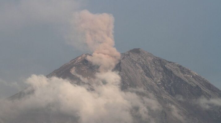 Gunung Semeru Erupsi dua kali pada Jumat pagi