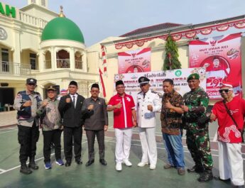 Rayakan HUT RI, Umar Kei Gelar Upacara Bendera di Halaman Rumah