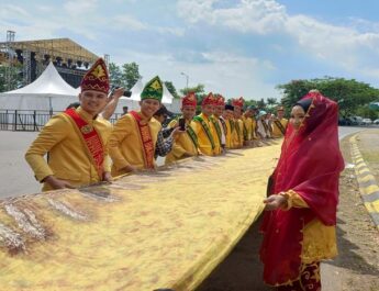 Kalsel Catatkan Rekor Muri Kain Sasirangan Terpanjang di Dunia 5,7 Km