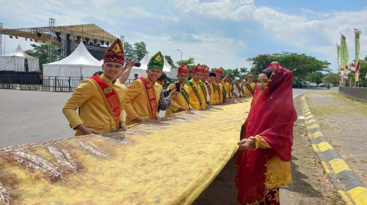 Kalsel Catatkan Rekor Muri Kain Sasirangan Terpanjang di Dunia 5,7 Km