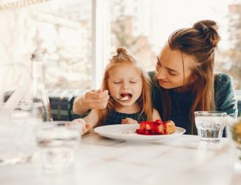 Ibu Panutan Utama Anak dalam Konsumsi Gula