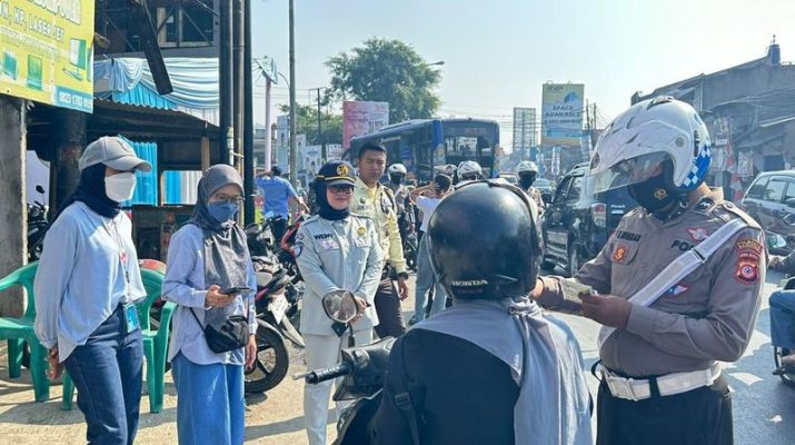 Petugas Lakukan Operasi Gabungan Razia Patuh Lalu Lintas dan Tertib Pajak