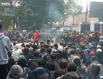 Protes Revisi UU Pilkada, Mahasiswa Bandung Unjuk Rasa di DPRD Jawa Barat