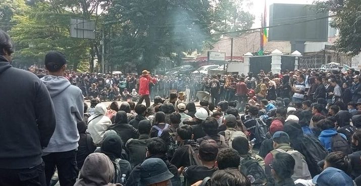 Protes Revisi UU Pilkada, Mahasiswa Bandung Unjuk Rasa di DPRD Jawa Barat