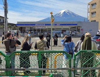 Penghalang untuk Cegah Kerumunan Wisatawan di Area Gunung Fuji Dibongkar Sementara