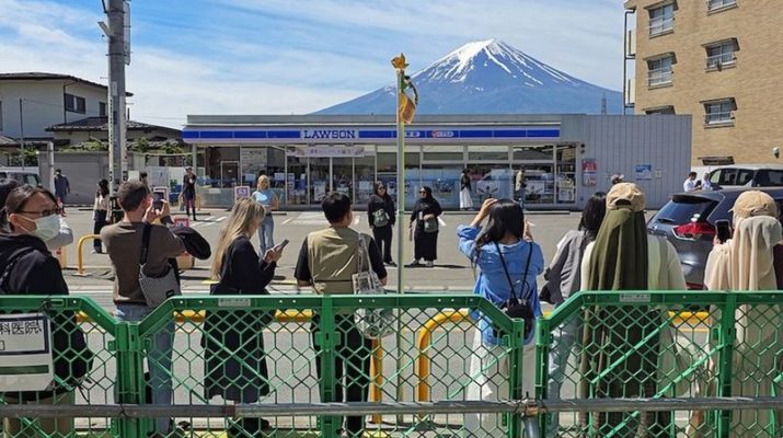 Penghalang untuk Cegah Kerumunan Wisatawan di Area Gunung Fuji Dibongkar Sementara