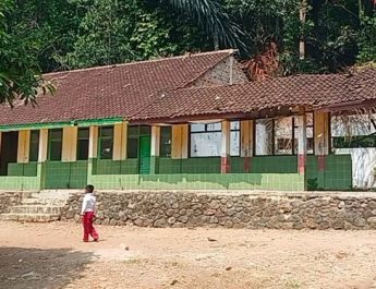 Atap Tiga Ruang Kelas SDN Cibadak Ambruk, Dua Ruang Kelas Terancam