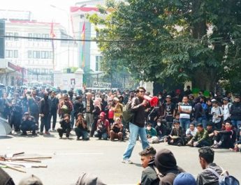 Aksi Mahasiswa di Tasikmalaya Rusak Ruang Rapat Paripurna