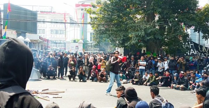 Aksi Mahasiswa di Tasikmalaya Rusak Ruang Rapat Paripurna