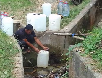 Warga Purwakarta Harus Mencari Air Bersih Sejauh 5 Kilometer