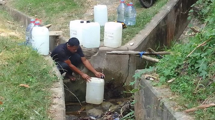 Warga Purwakarta Harus Mencari Air Bersih Sejauh 5 Kilometer