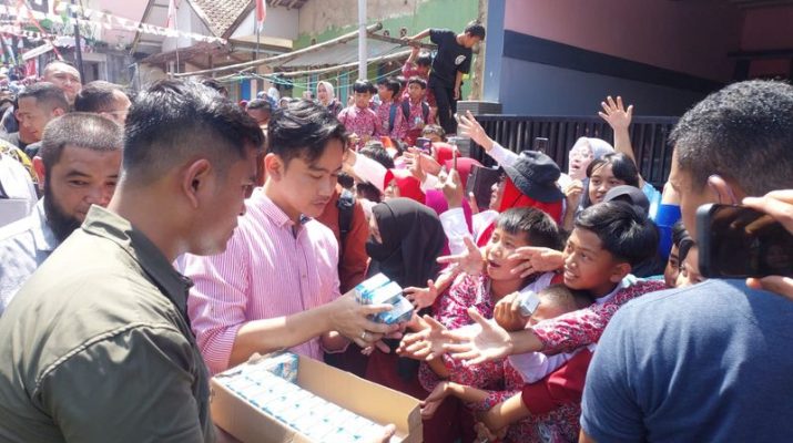 Bagikan Susu di Lembang, Gibran Enggan Komentari Revisi UU Pilkada