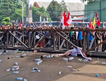 Sampah Sisa Demonstrasi Tolak Revisi UU Pilkada di Jalan Gatot Subroto 17,4 Ton