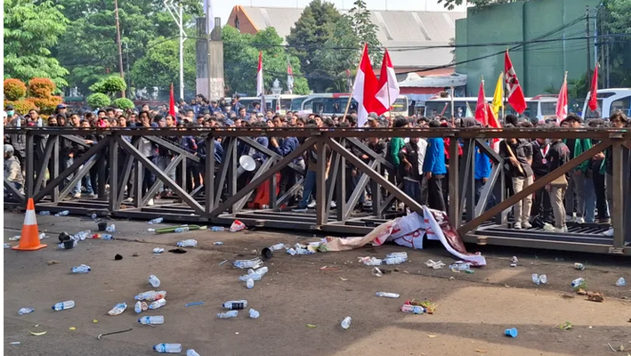 Sampah Sisa Demonstrasi Tolak Revisi UU Pilkada di Jalan Gatot Subroto 17,4 Ton