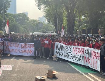 Kawal Putusan MK, Massa Datangi Kantor KPU