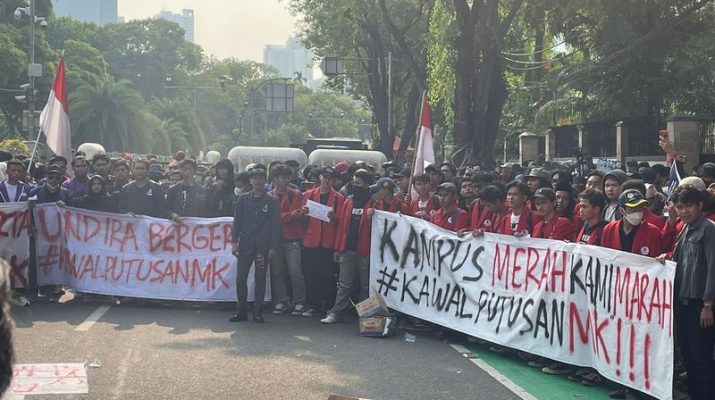 Kawal Putusan MK, Massa Datangi Kantor KPU