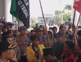 Demo Tolak RUU Pilkada, Ratusan Mahasiswa Tegal Bersitegang dengan Polisi