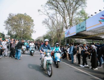 Bey Machmudin dan Tokoh Masyarakat Konvoi Motor Listrik di WJF 2024