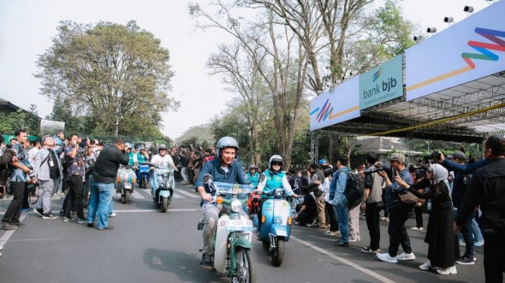 Bey Machmudin dan Tokoh Masyarakat Konvoi Motor Listrik di WJF 2024