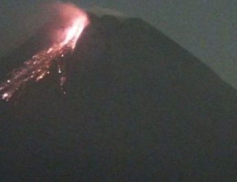 Guguran Lava Gunung Merapi Mengarah ke Hulu Sungai Batang dan Apu