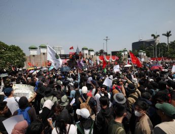 Polisi Bebaskan 112 Demonstran