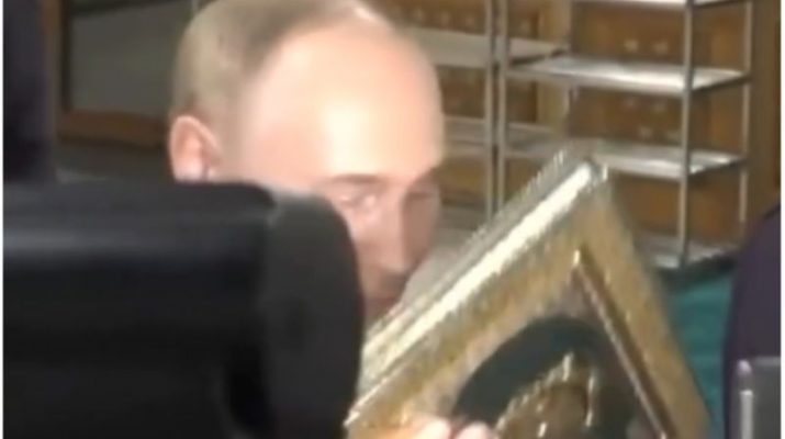 Gandeng Muslim Chechen, Putin Cium Al-Qur