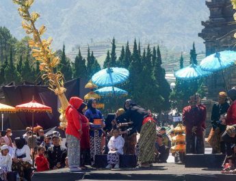 Ribuan Wisatawan Saksikan Prosesi Pemotongan Rambut Gimbal di DCF 2024