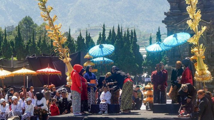 Ribuan Wisatawan Saksikan Prosesi Pemotongan Rambut Gimbal di DCF 2024