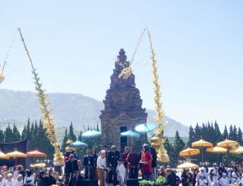 Belasan Anak Berambut Gimbal Jalani Ruwatan di Dieng Culture Festival