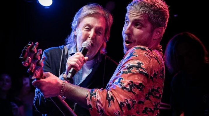 Paul McCartney Mengejutkan Pengunjung dengan Penampilan Dadakan di Stephen Talkhouse