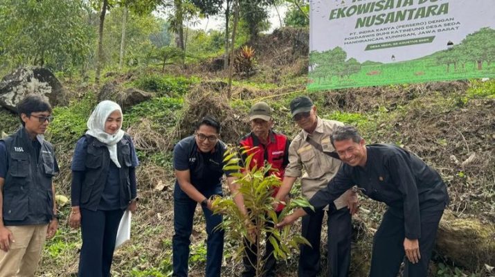 Sumbang Bibit Durian, Indra Karya Dukung Kemandirian Desa Seda di Kuningan