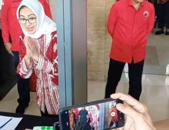 Airin Rachmi Diany Tiba di DPP PDIP Berbatik Corak Merah-Putih