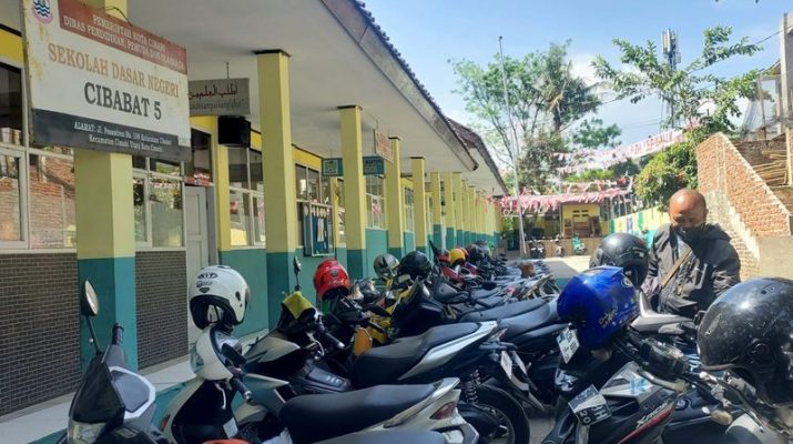 Murid SD Diliburkan, Halaman Sekolah untuk Parkir Pendukung Pasangan Calon ke KPU Cimahi