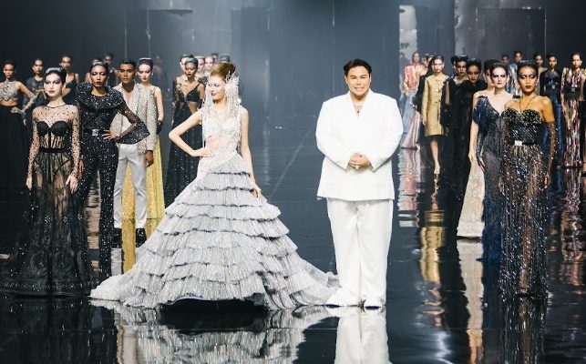 Ivan Gunawan Rayakan 20 tahun Berkarya dengan Koleksi Glamor Supernova