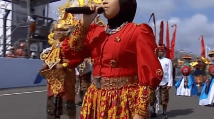 Putri Ariani Mengenakan Songket Lombok Karya Eni Joe