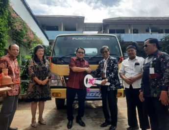 KTB Donasikan Mitsubishi Fuso Canter Euro 4 ke SMK di Palembang 