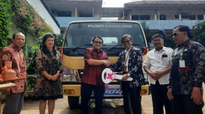 KTB Donasikan Mitsubishi Fuso Canter Euro 4 ke SMK di Palembang 