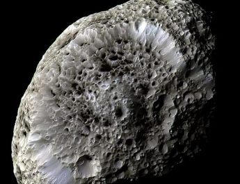 Hyperion, Bulan Saturnus yang Menghasilkan Listrik di Antariksa