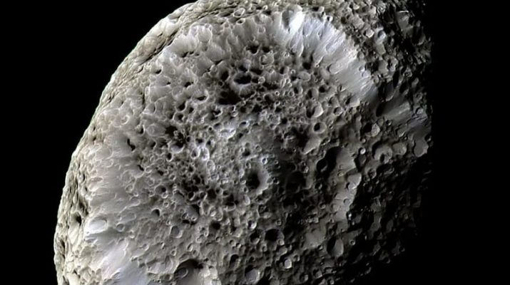 Hyperion, Bulan Saturnus yang Menghasilkan Listrik di Antariksa