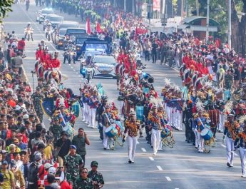 Antusiasme Warga Saksikan Kirab Duplikat Bendera Pusaka