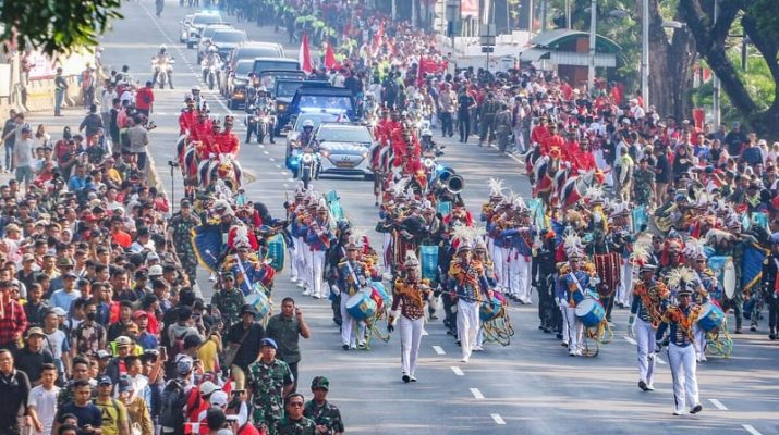 Antusiasme Warga Saksikan Kirab Duplikat Bendera Pusaka