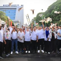 Kemnaker Gelar Jalan Sehat Peringati HUT RI ke-79 dan HUT Kemnaker ke-77